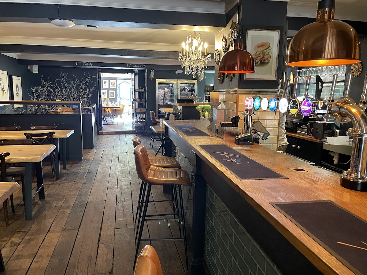 Henry's Seafood Bar & Grill